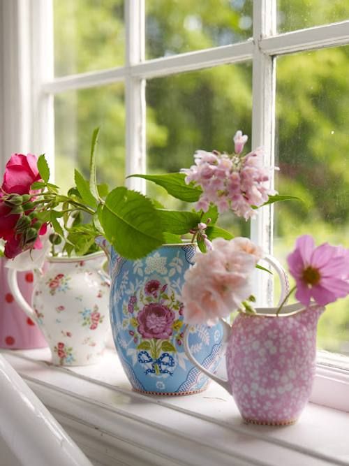flores en casa cuando llega la primavera, ponlas en tazas de colores