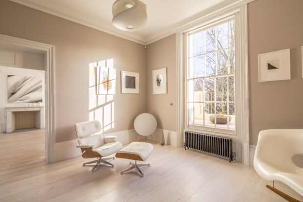 Los tonos terracotas, beige, amarillo pastel, crema u ocre, se asocian al elemento natural de la Tierra te ayudarán a reforzar las relaciones personales y adquirir mayor estabilidad.