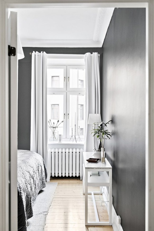 pinta la pared en tonos oscuros si tienes muebles claros