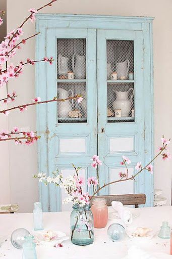 los colores vintage y complemento de flores son tendencia esta primavera