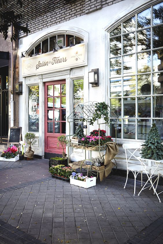 en primavera la calle se llena de color