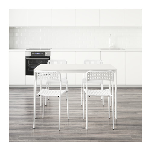 mesa con cuatro sillas para piso de estudiantes