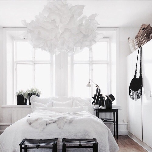 El blanco, el gris y los tonos metalizados. Aportan pureza a los espacios, logran crear un ambiente más serio y favorecer la concentración