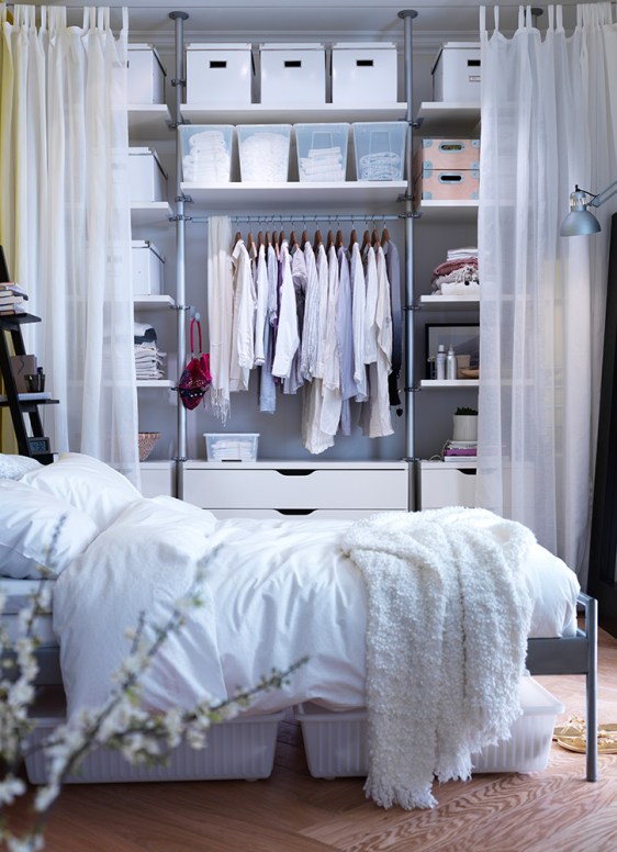 almacenaje abierto con cortinas de ikea para piso de estudiantes