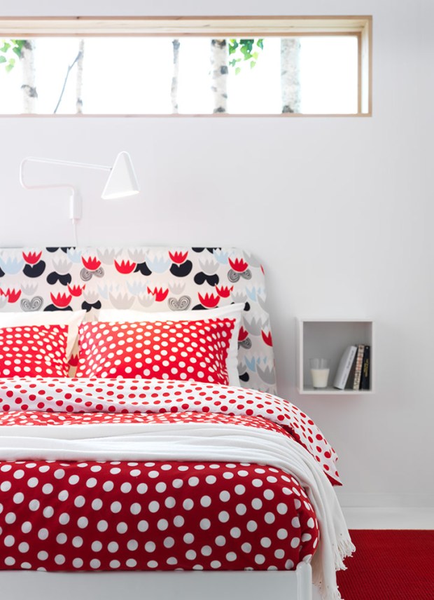 decora la habitación de un piso de estudiantes con edredones y cojines alegres