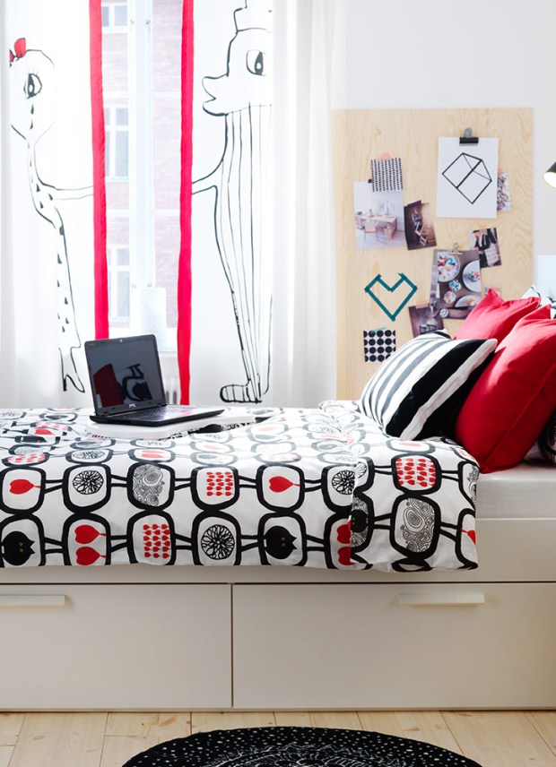 decora la habitación de un piso de estudiantes con edredones y cojines alegres