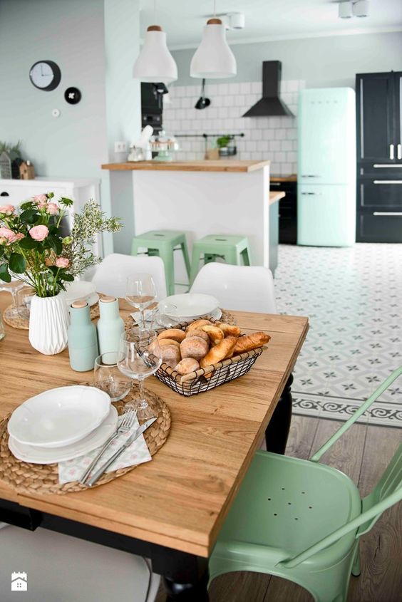 saca las fotos de la cocina con la mesa puesta