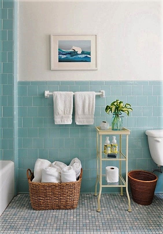 dobla y ordena las toallas del baño para hacer las fotos del apartamento de alquiler