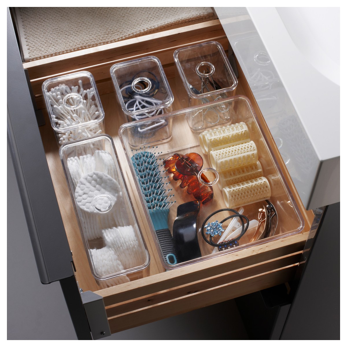 Organiza el interior de los cajones del baño con cajas pequeñas