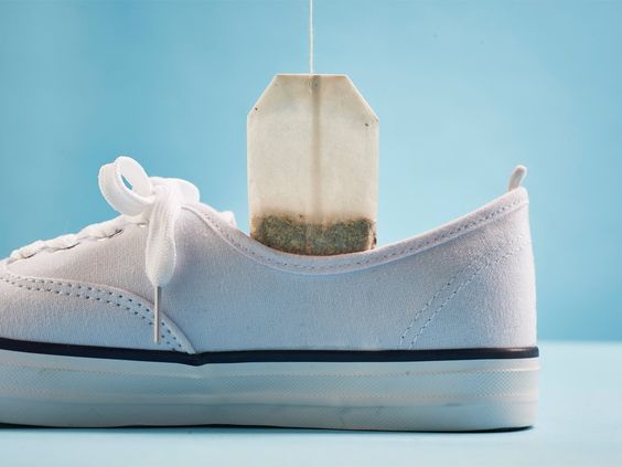 Un truco para que no huela mal la maleta es poner bolsas de te dentro de los zapatos